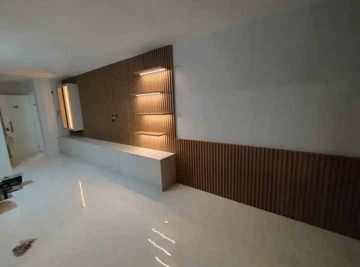 Profissional montando um móvel planejado