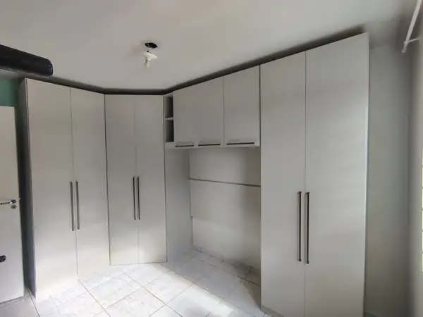 Armário planejado de portas brancas instalado