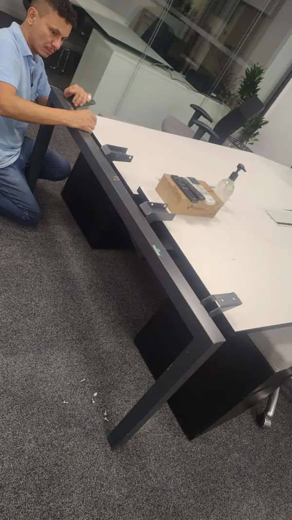 Profissional montando bancada de escritório