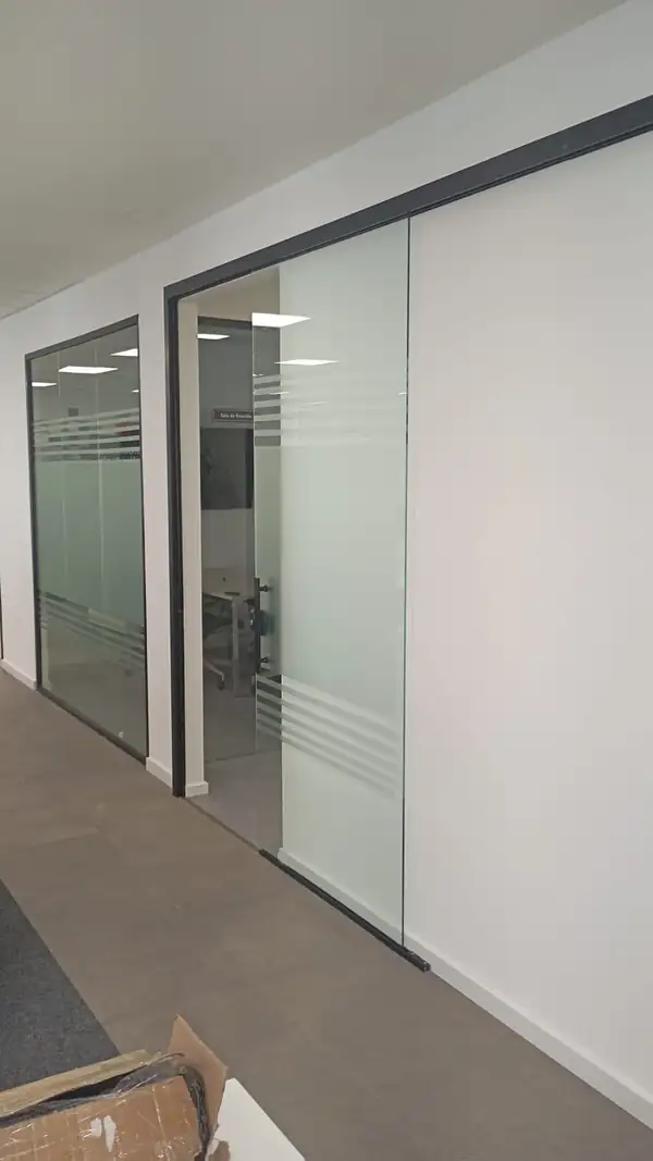 Divisória de vidro instalada em escritório